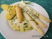 Spargel mit neuen Kartoffeln und Schittlauch-Butter - Rezept