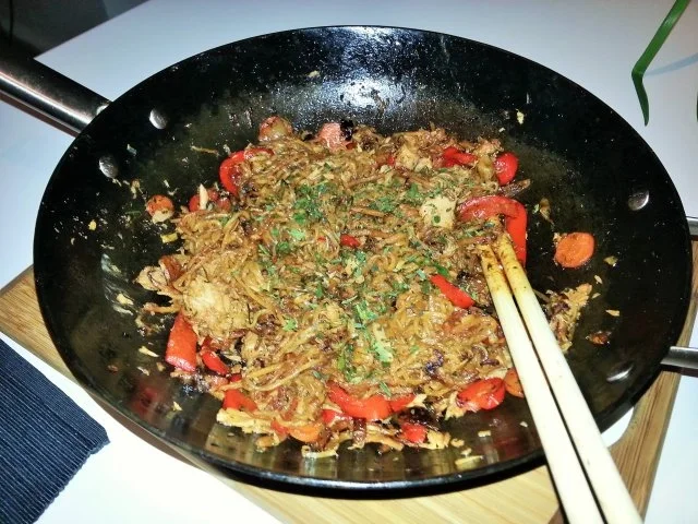 Gebratene Nudeln in Erdnußsauce mit Thunfisch - Rezept