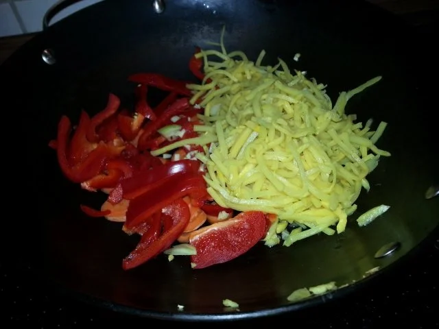 Gebratene Nudeln in Erdnußsauce mit Thunfisch - Rezept - Bild Nr. 3