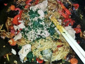 Gebratene Nudeln in Erdnußsauce mit Thunfisch - Rezept - Bild Nr. 7