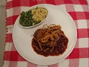 Zwiebelrostbraten mit gerösteten Zwiebelringen und grün-weißen Butterspätzle - Rezept