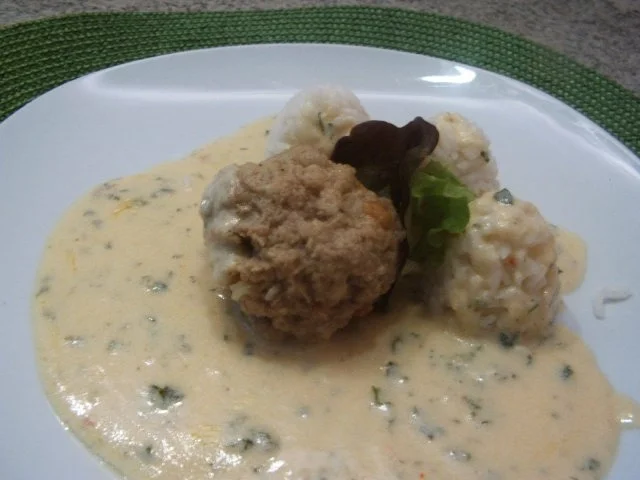 Hackklösschen mit Käsesoße - Rezept