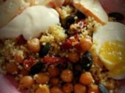Vegetarischer Couscous-Kichererbsen-Salat mit ofengetrockneten Tomaten und Joghurt-Dip - Rezept