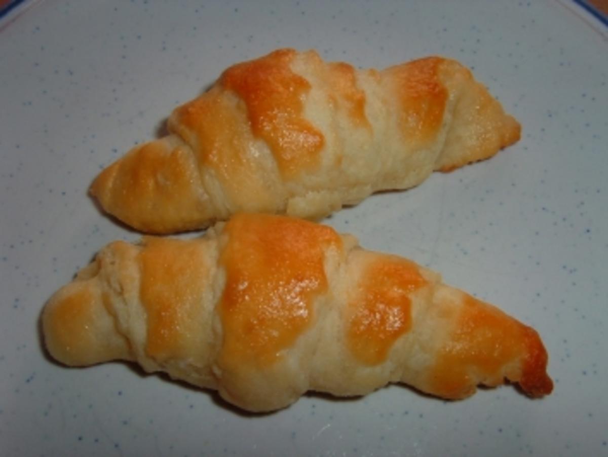 Bilder für Croissant Das Rezept habe ich aus Kroatien, als Maß für das Mehl einen Joghurtbecher (Größe 150g ) verwenden - Rezept