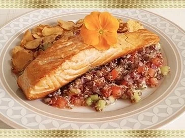 Gebratenes Lachsfilet  mit Quinoa-Salat und Topinambur Chips - Rezept