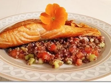 Gebratenes Lachsfilet  mit Quinoa-Salat und Topinambur Chips - Rezept - Bild Nr. 2