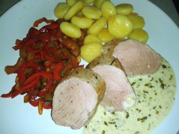 Schweinefilet mit Gnocchi in mediterraner Kräutersauce und Gemüse ...