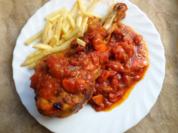 Geflügel, Pute: Unterkeule von der Pute mit pikanter Tomatensuga und Pommes fritis - Rezept