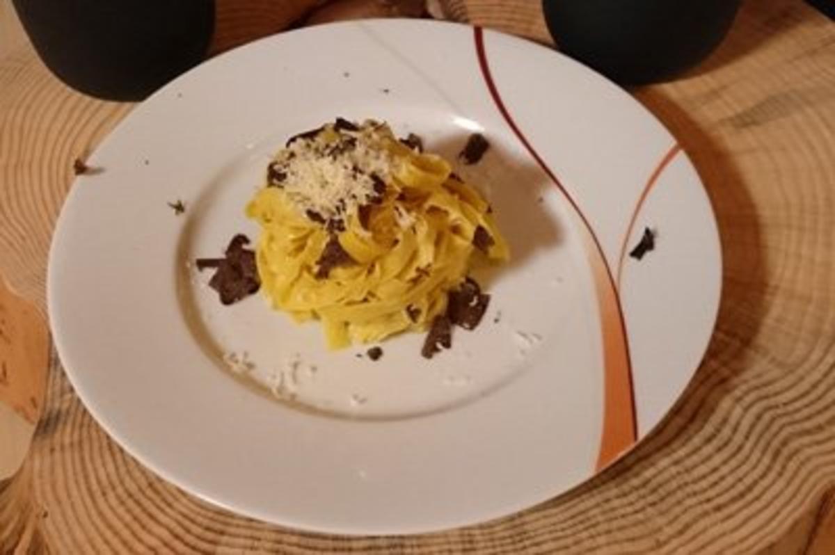 Selbstgemachte Pasta an Trüffelbutter mit frischem Parmesan - Rezept