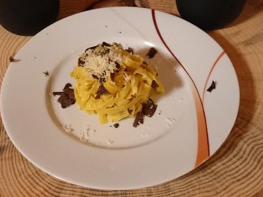 Selbstgemachte Pasta an Trüffelbutter mit frischem Parmesan Rezept kochbar.de