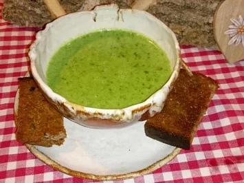 Rezept: Kräutersuppe aus dem „Wuidaragarten“ mit geröstetem Bauernbrot Kräutersuppe aus dem „Wuidaragarten“ mit geröstetem Bauernbrot - Rezept