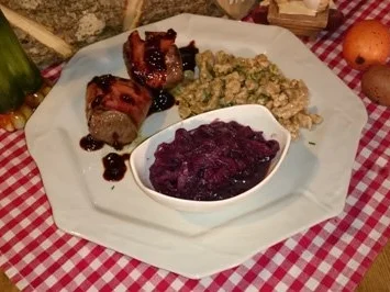 Hirschsteak im Speckmantel mit Nussspätzle und Blaukraut - Rezept