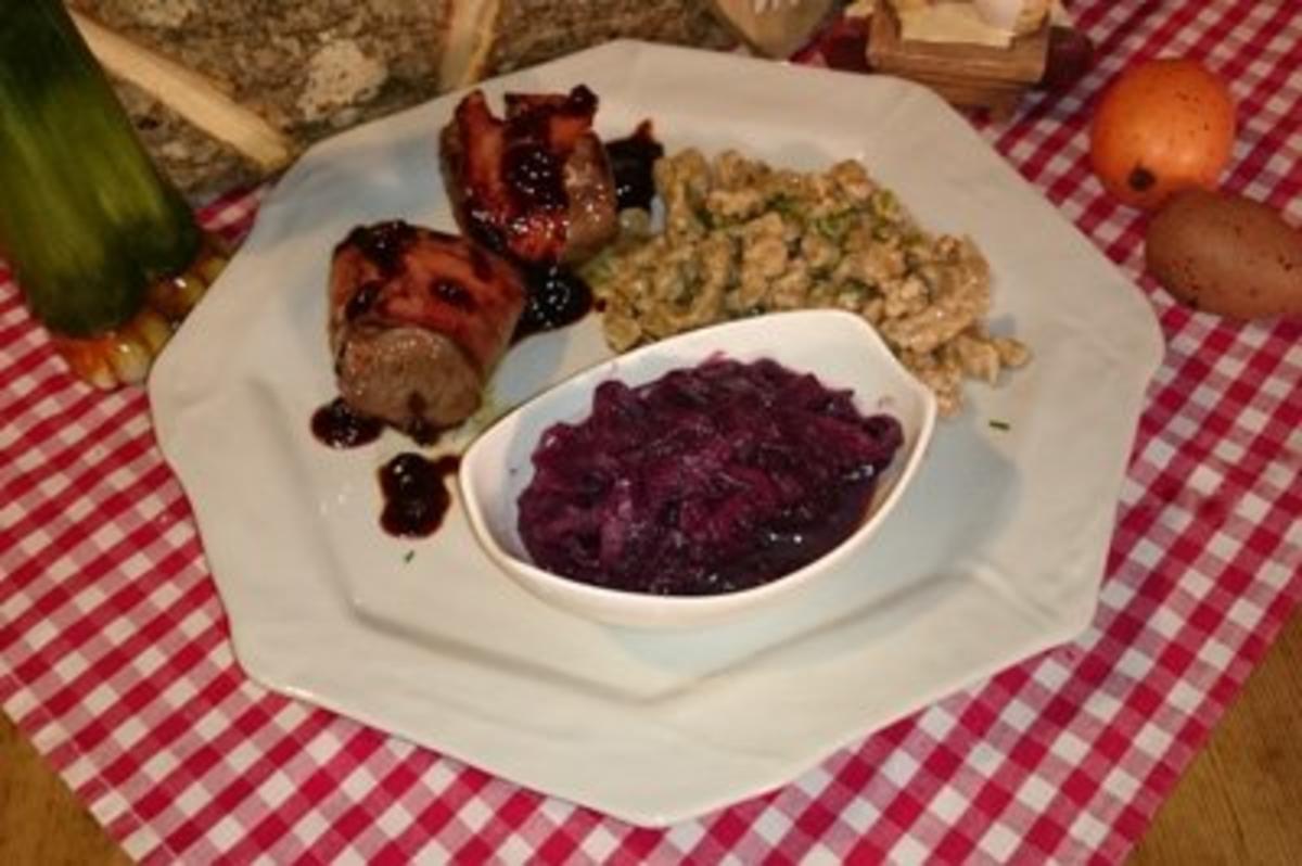 Bilder für Hirschsteak im Speckmantel mit Nussspätzle und Blaukraut - Rezept