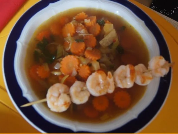 Möhrenblüteneintopf mit Garnelenspieß - Rezept