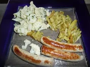 Majoran Kartoffeln, mit Grillwurst und Blumenkohlsalat. - Rezept