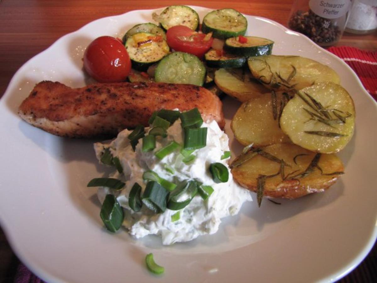 Bilder für Rosmarinkartoffeln mit Quark, Zuccini und Lachs - Rezept