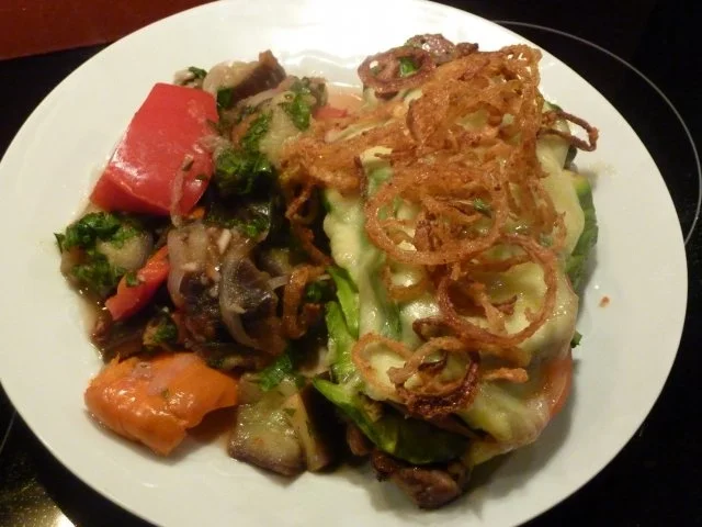 Schweinssteacks mit Avocado-Tomaten überbacken. - Rezept