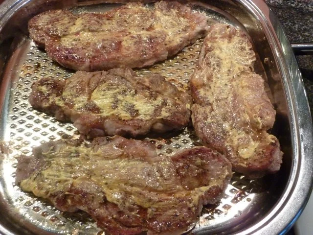 Schweinssteacks mit Avocado-Tomaten überbacken. - Rezept - Bild Nr. 3