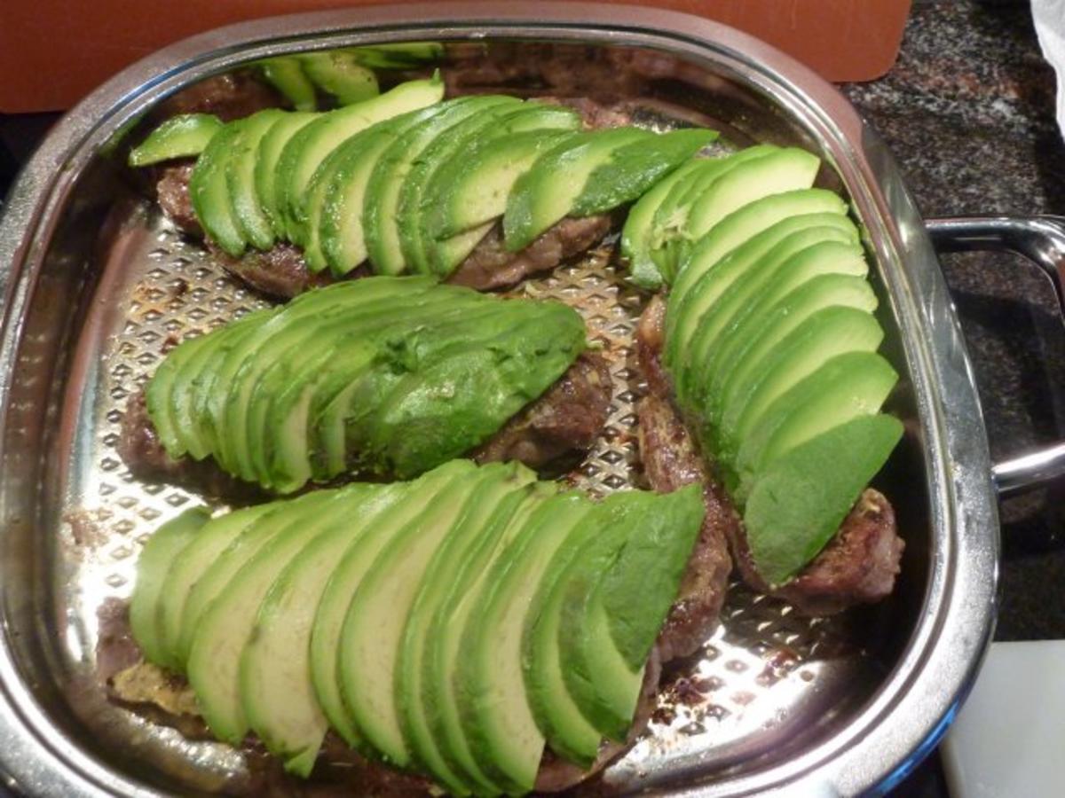 Schweinssteacks mit Avocado-Tomaten überbacken. - Rezept - Bild Nr. 4