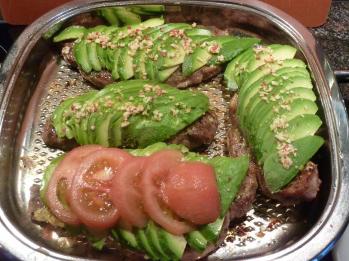 Schweinssteacks mit Avocado-Tomaten überbacken. - Rezept - Bild Nr. 5