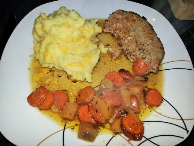 Hackbraten auf Wurzelgemüsebett mit Maispüree - Rezept