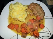 Hackbraten auf Wurzelgemüsebett mit Maispüree - Rezept