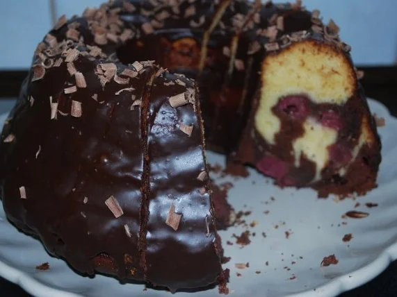 Marmor-Gugelhupf mit Kirschen - Rezept - Bild Nr. 2