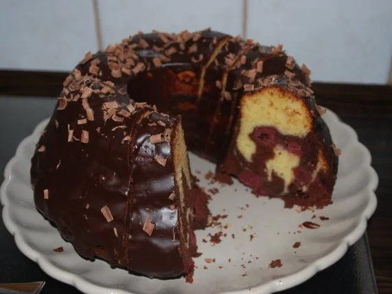 Marmor-Gugelhupf mit Kirschen - Rezept - Bild Nr. 5