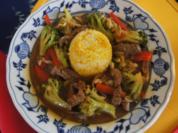 Rindfleischwok mit Brokkoli, Paprika, Sojabohnensprossen und Curryreis - Rezept