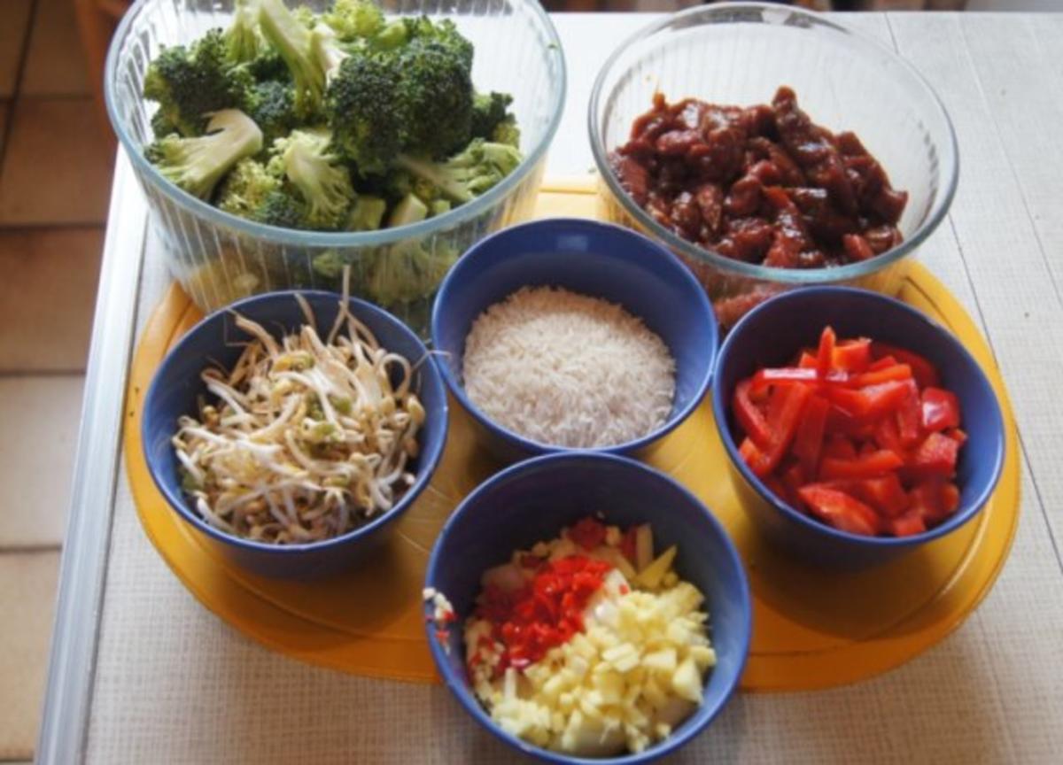 Rindfleischwok mit Brokkoli, Paprika, Sojabohnensprossen und Curryreis - Rezept - Bild Nr. 5