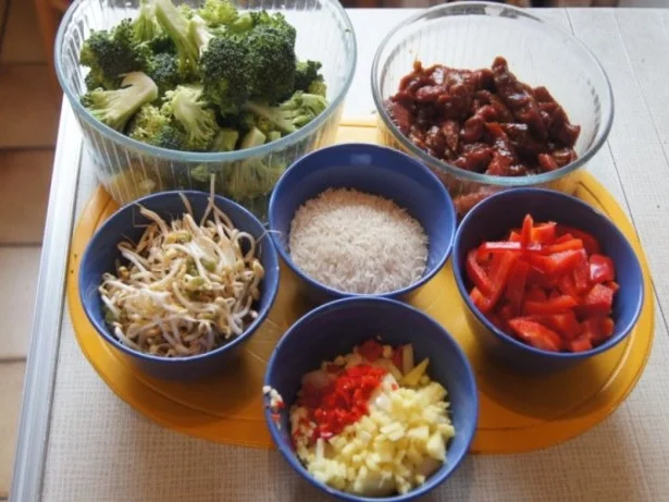 Rindfleischwok mit Brokkoli, Paprika, Sojabohnensprossen und Curryreis - Rezept - Bild Nr. 5