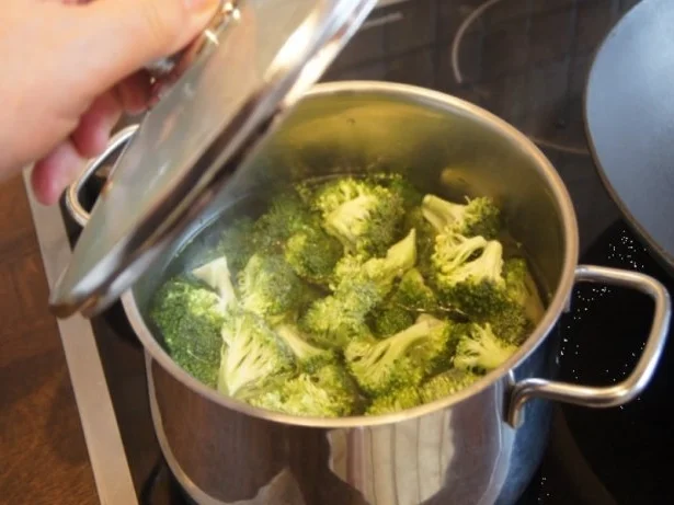 Rindfleischwok mit Brokkoli, Paprika, Sojabohnensprossen und Curryreis - Rezept - Bild Nr. 6