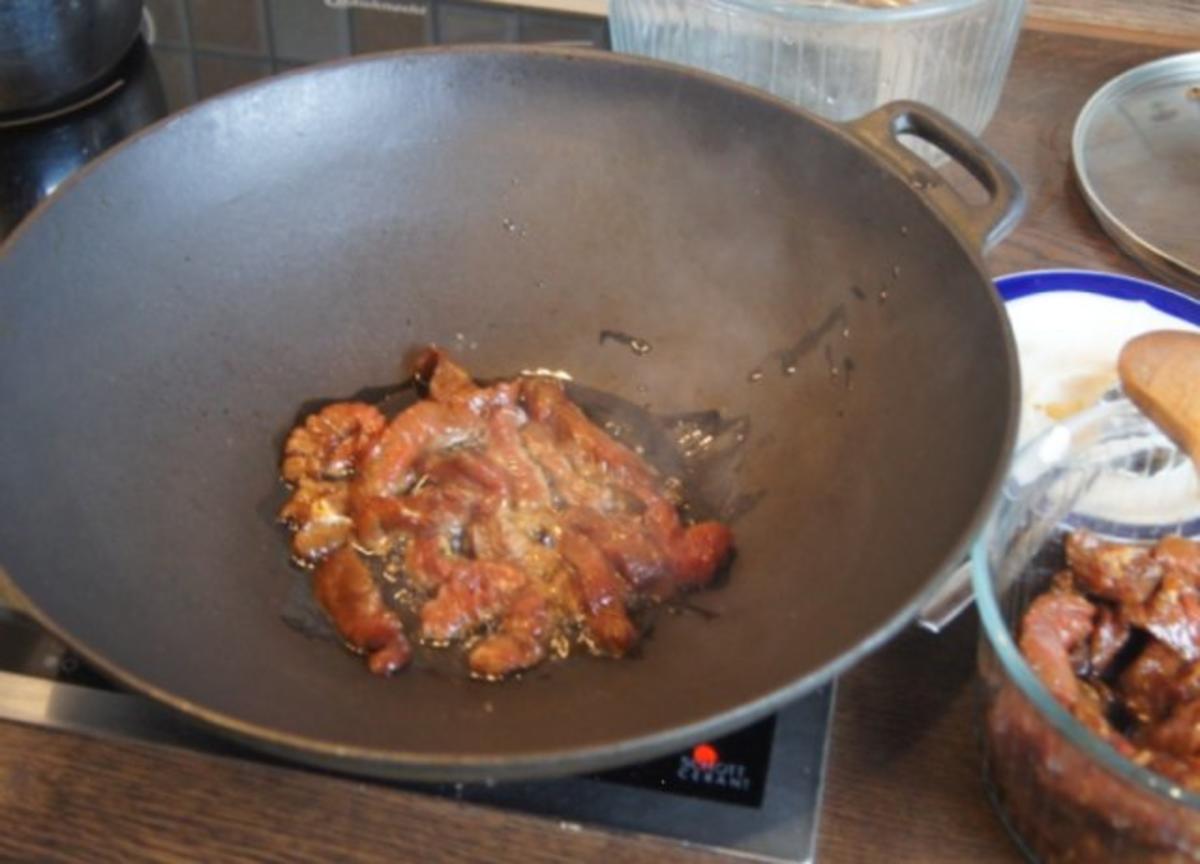 Rindfleischwok mit Brokkoli, Paprika, Sojabohnensprossen und Curryreis - Rezept - Bild Nr. 8