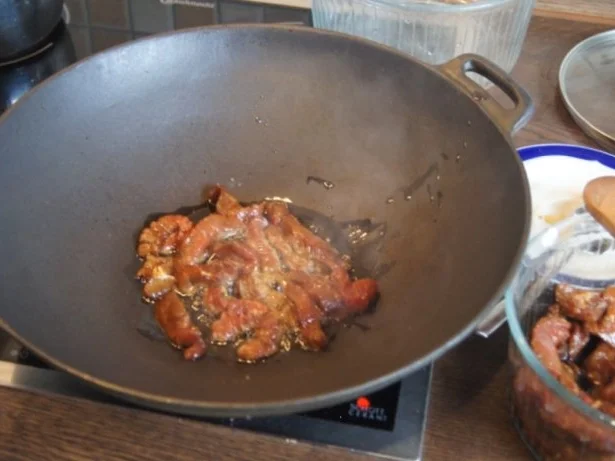 Rindfleischwok mit Brokkoli, Paprika, Sojabohnensprossen und Curryreis - Rezept - Bild Nr. 8