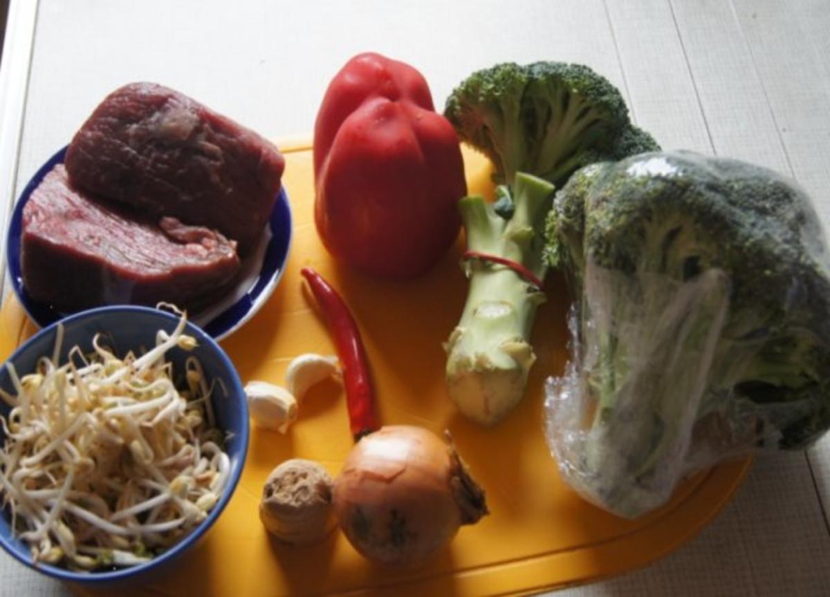 Rindfleischwok mit Brokkoli, Paprika, Sojabohnensprossen und Curryreis - Rezept - Bild Nr. 2