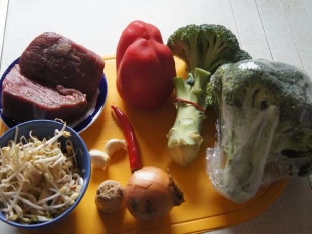 Rindfleischwok mit Brokkoli, Paprika, Sojabohnensprossen und Curryreis - Rezept - Bild Nr. 2