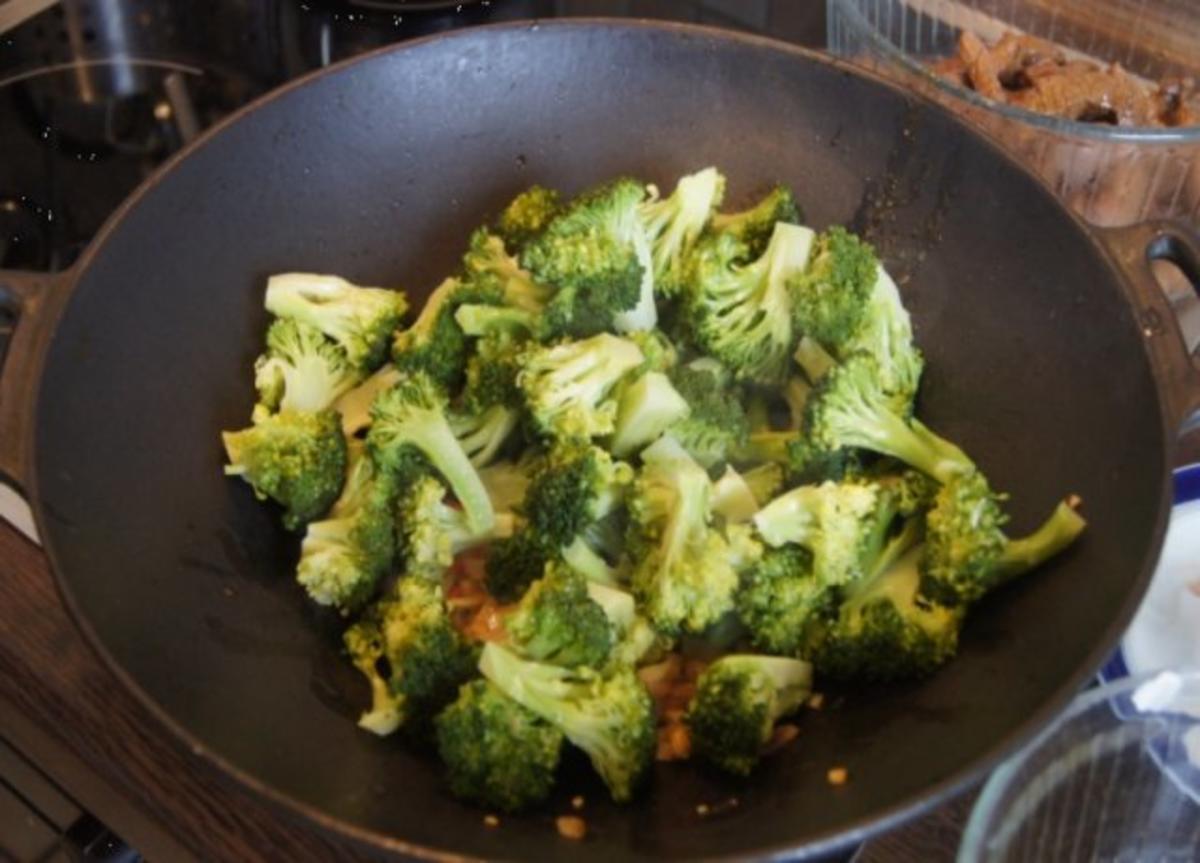 Rindfleischwok mit Brokkoli, Paprika, Sojabohnensprossen und Curryreis - Rezept - Bild Nr. 11