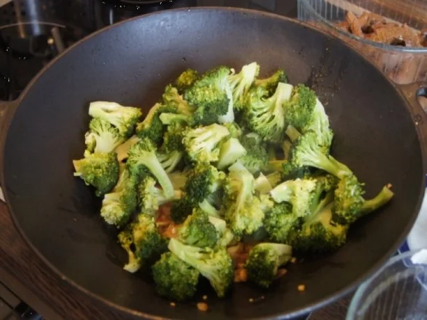 Rindfleischwok mit Brokkoli, Paprika, Sojabohnensprossen und Curryreis - Rezept - Bild Nr. 11