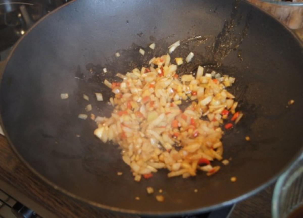 Rindfleischwok mit Brokkoli, Paprika, Sojabohnensprossen und Curryreis - Rezept - Bild Nr. 10