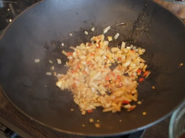 Rindfleischwok mit Brokkoli, Paprika, Sojabohnensprossen und Curryreis - Rezept - Bild Nr. 10