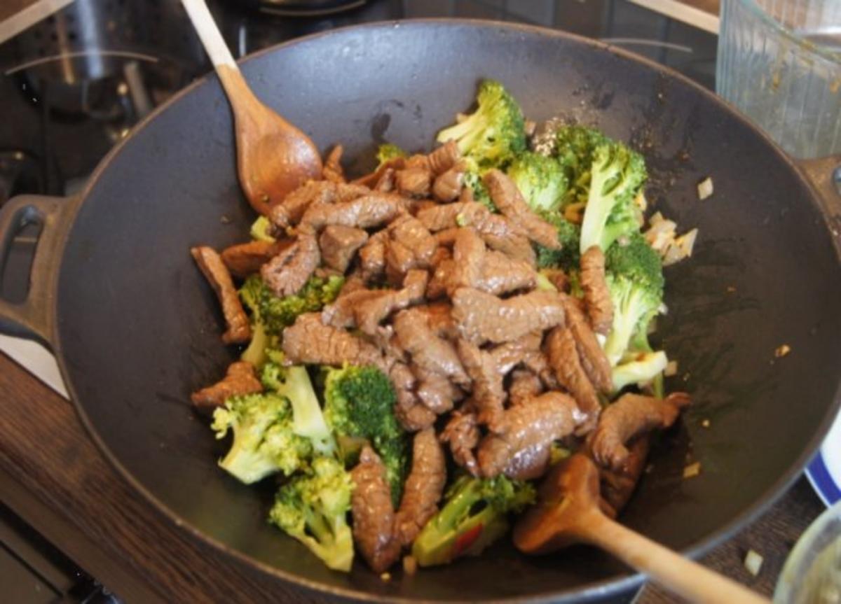 Rindfleischwok mit Brokkoli, Paprika, Sojabohnensprossen und Curryreis - Rezept - Bild Nr. 12