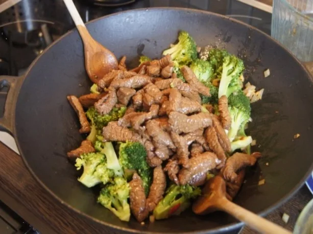 Rindfleischwok mit Brokkoli, Paprika, Sojabohnensprossen und Curryreis - Rezept - Bild Nr. 12