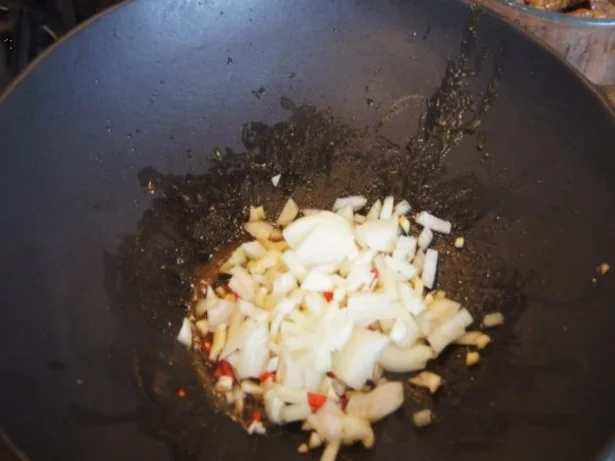 Rindfleischwok mit Brokkoli, Paprika, Sojabohnensprossen und Curryreis - Rezept - Bild Nr. 9