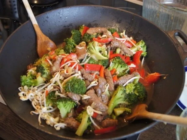 Rindfleischwok mit Brokkoli, Paprika, Sojabohnensprossen und Curryreis - Rezept - Bild Nr. 14