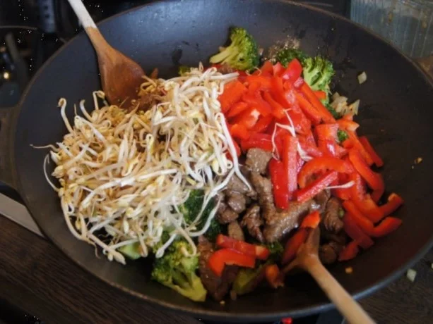 Rindfleischwok mit Brokkoli, Paprika, Sojabohnensprossen und Curryreis - Rezept - Bild Nr. 13