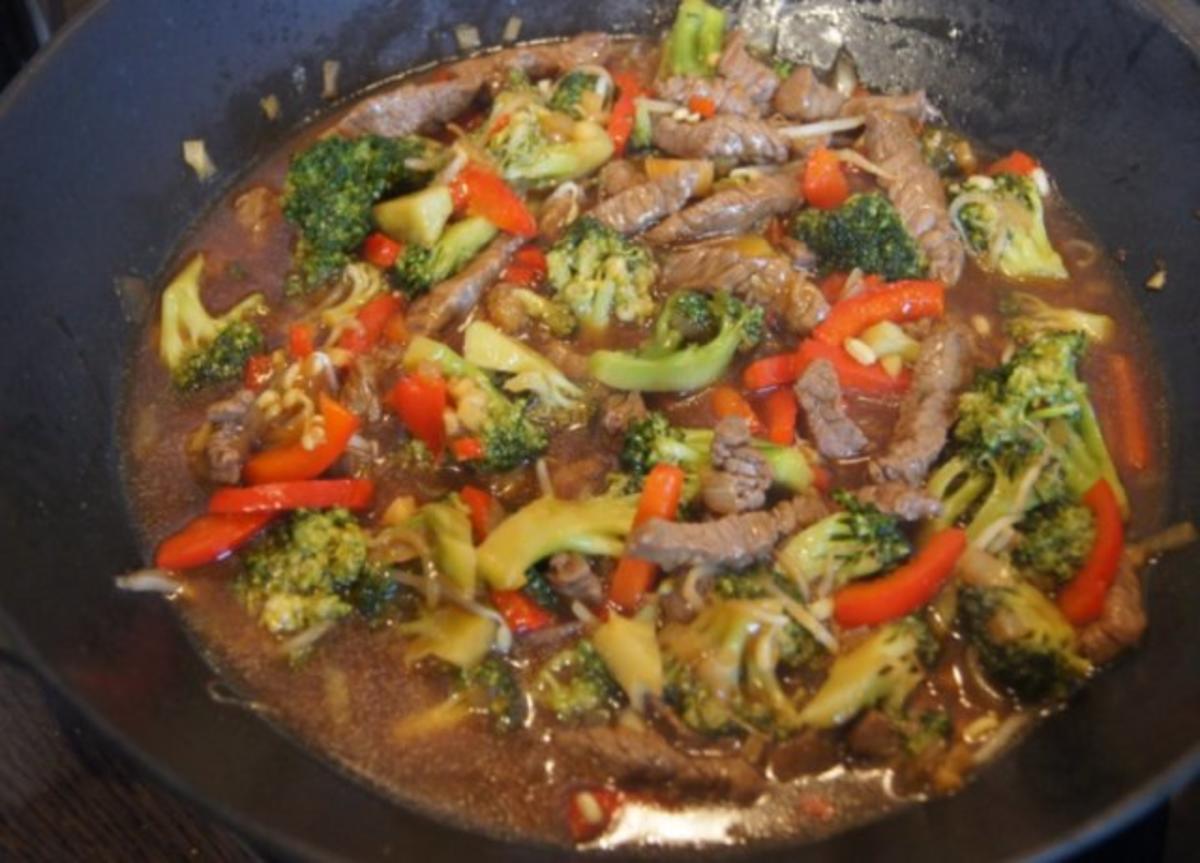 Rindfleischwok mit Brokkoli, Paprika, Sojabohnensprossen und Curryreis - Rezept - Bild Nr. 15