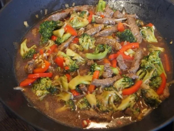 Rindfleischwok mit Brokkoli, Paprika, Sojabohnensprossen und Curryreis - Rezept - Bild Nr. 15