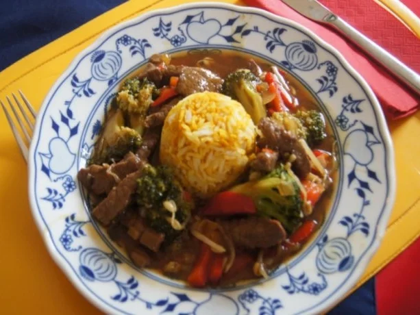 Rindfleischwok mit Brokkoli, Paprika, Sojabohnensprossen und Curryreis - Rezept - Bild Nr. 18