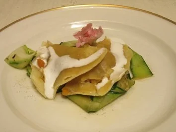 Wolfsbarschravioli auf Carpaccio von Babyzucchini, mit Trüffelöl und Parmesanschaum - Rezept