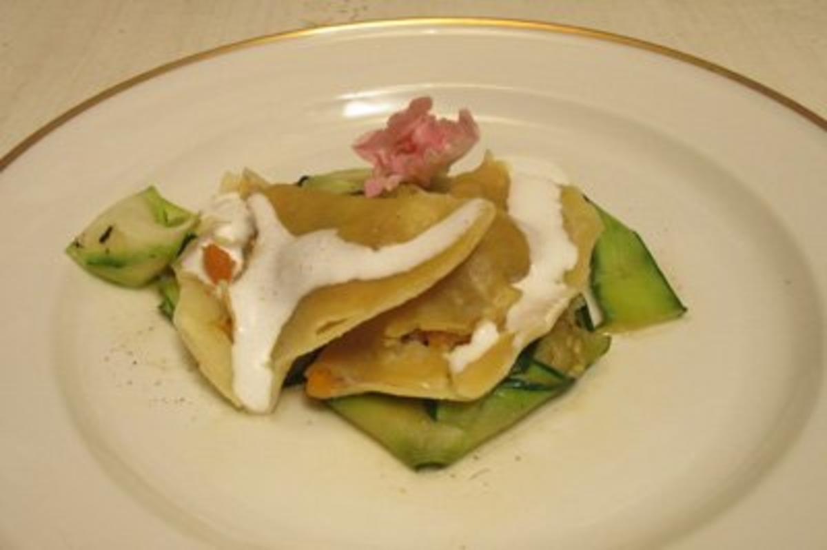 Wolfsbarschravioli auf Carpaccio von Babyzucchini, mit Trüffelöl und ...